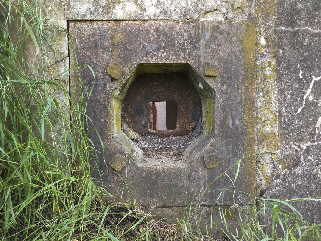 Ligne Maginot - TRIMBACH EST - (Blockhaus pour arme infanterie) - Détail créneau FM - gregfuchs