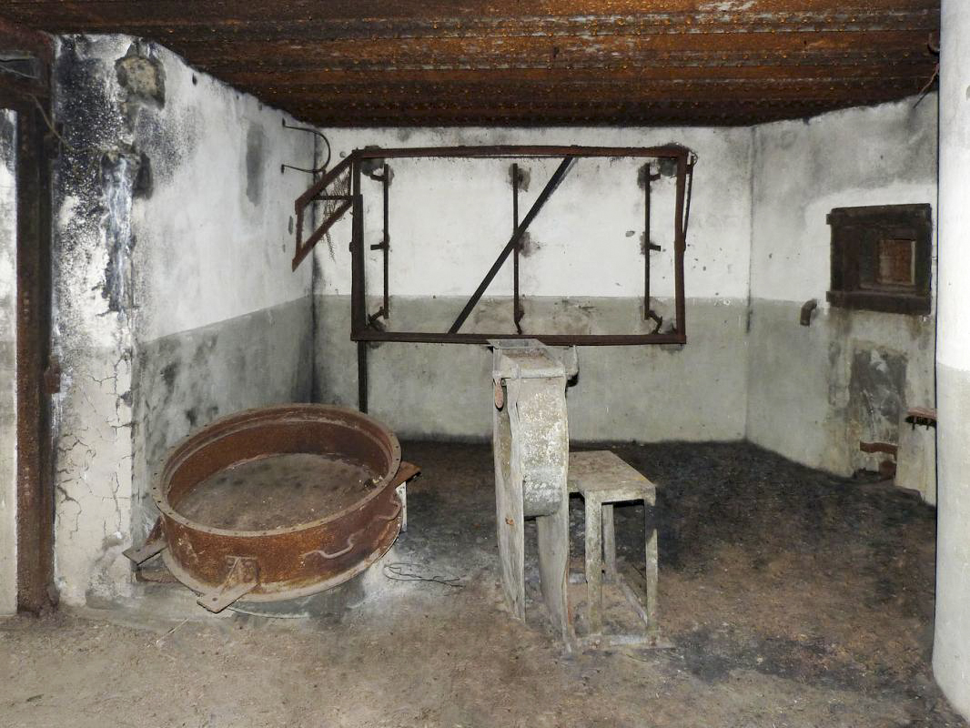 Ligne Maginot - BOIS DE RITTERSHOFFEN 6 - (Casemate d'infanterie - Simple) - Vestiges du ventilateur type B et du filtre
Au fond casier à munitions et créneau pour JM - JMBrams