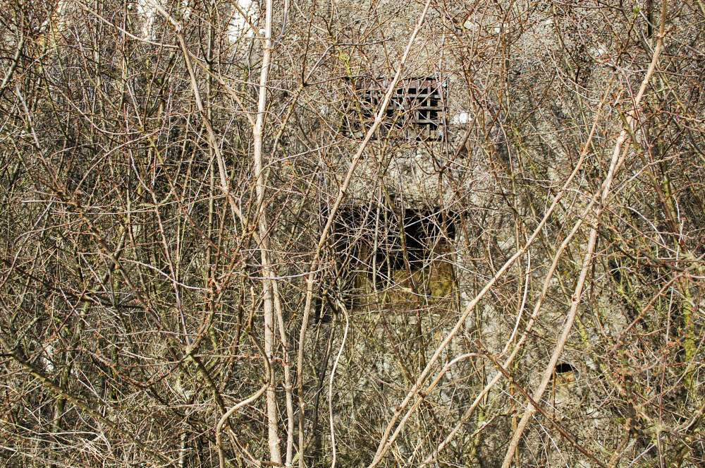 Ligne Maginot - MB341 - (Blockhaus pour canon) - Un des créneaux de tir avec l'entrée d'air sur le dessu - Christian RICHON/devoitine520