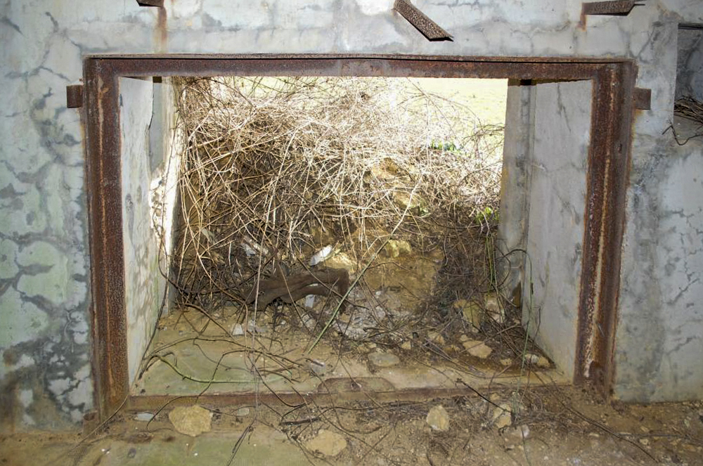 Ligne Maginot - MB351 - (Blockhaus lourd type STG / STG-FCR - Simple) - L'entrée pour la pièce, noter la présence inhabituelle d'une porte intérieur - Christian RICHON/devoitine520