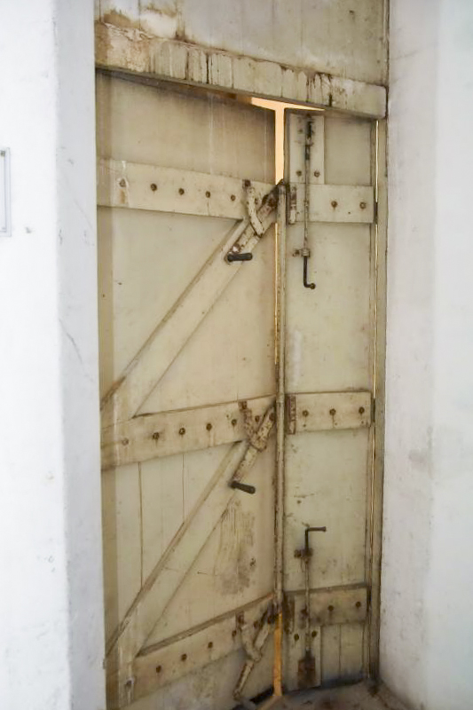 Ligne Maginot - BOIS DE CATTENOM - X14 - (Abri) - Entrée gauche, la seconde porte étanche du sas d'entrée - D.Froehly
