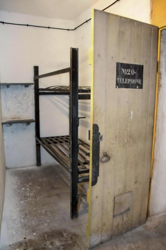 Ligne Maginot - BOIS DE CATTENOM - X14 - (Abri) - Le central téléphonique (pièce N°  20) avec 2 lits - D.Froehly