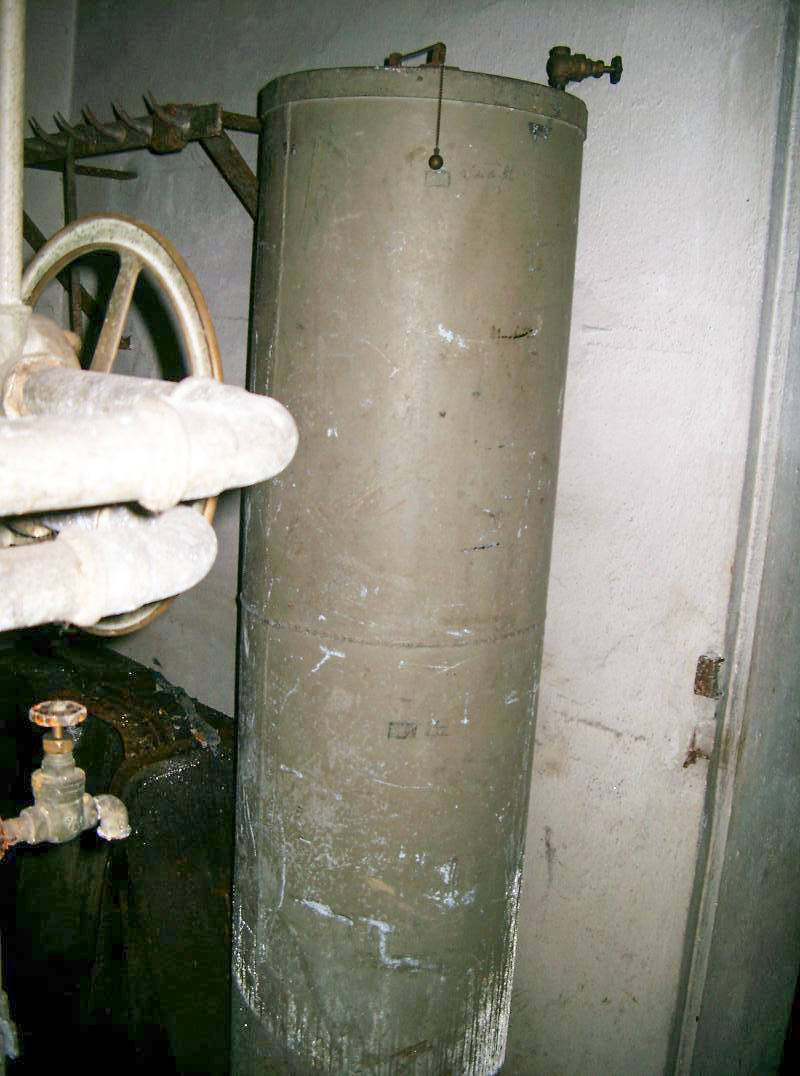 Ligne Maginot - BOIS DE CATTENOM - X14 - (Abri) - Bac à sel de l'adoucisseur d'eau Zerhyd
La petite boule indique le niveau de sel. Un zoom sur la photo permet de lire les niveaux extrêmes en notes manuscrites : « vide de sel » ou « plein de sel ».