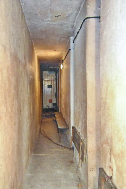 Ligne Maginot - BOIS DE CATTENOM - X14 - (Abri) - Couloir arrière avec accès aux chambres à droite, et la salle des moteurs au fond - D.Froehly