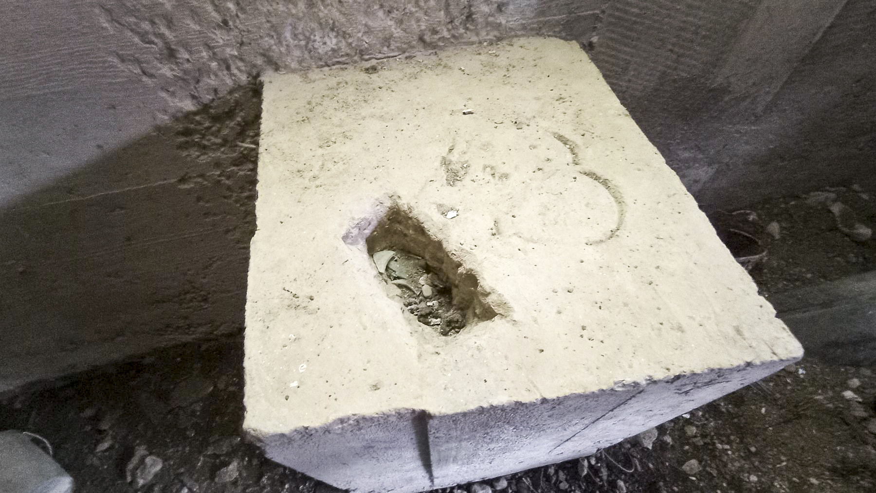 Ligne Maginot - FIRST 6 - (Blockhaus pour canon) - Blocs bétonné avec enfoncement destiné a recevoir le soc rabattable pour la stabilisation des flèches du canon de 25 mm - Baptiste GAUDIN