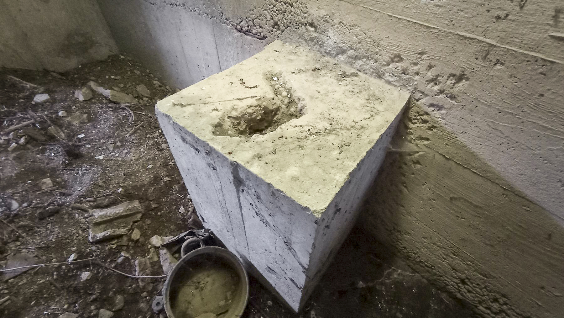 Ligne Maginot - FIRST 6 - (Blockhaus pour canon) - Blocs bétonné avec enfoncement destiné a recevoir le soc rabattable pour la stabilisation des flèches du canon de 25 mm - Baptiste GAUDIN