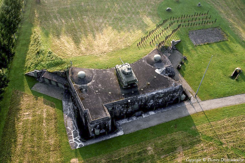 Ligne Maginot - ESCH (Casemate d'infanterie - double) - Vue aérienne - Thierry Dichtenmuller