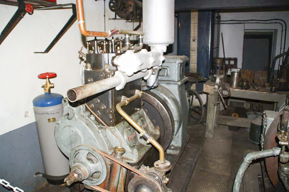 Ligne Maginot - HATTEN (I / 23° RIF) (Abri) - L'usine électrique
Un groupe électrogène à moteur Baudouin.
Cette configuration n'est pas la configuration d'origine - EVA Philippe