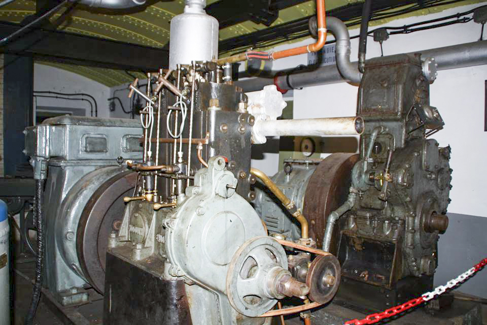 Ligne Maginot - HATTEN (I / 23° RIF) (Abri) - L'usine électrique
Un groupe électrogène à moteur Baudouin  et un second à moteur Supdi.
Cette configuration n'est pas la configuration d'origine - EVA Philippe