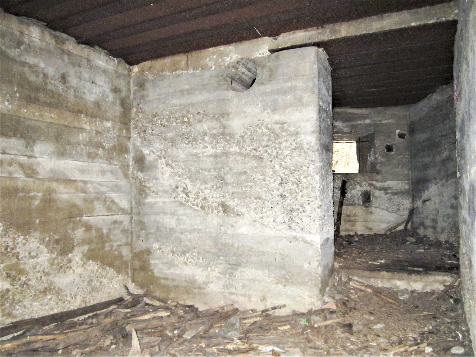 Ligne Maginot - BLAUELSAND - (Casemate d'infanterie - Simple) - Local attenant à la chambre de repos
En face, l'accès à la chambre de tir - Les Gardiens du Rhin