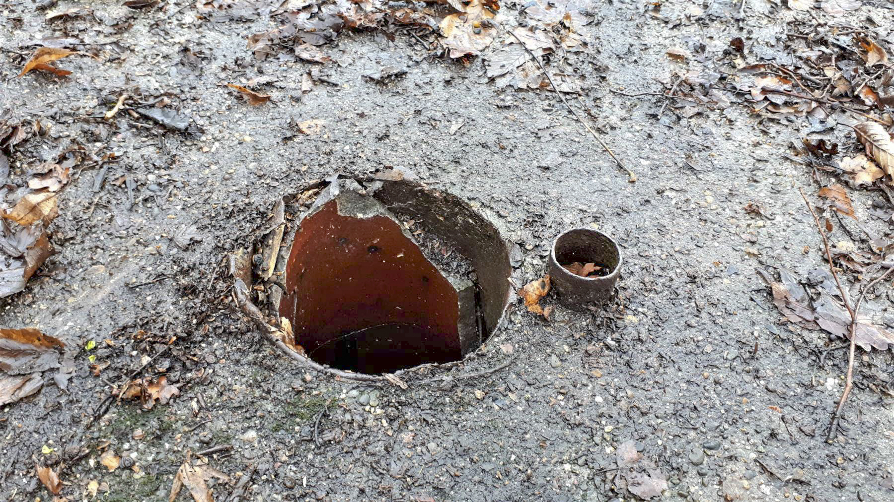 Ligne Maginot - BLAUELSAND - (Casemate d'infanterie - Simple) - L'orifice périscopique vue depuis la dalle - Les Gardiens du Rhin