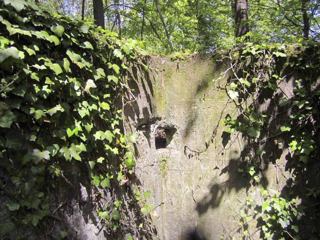 Ligne Maginot - KLOSTERGRABEN 1 - (Blockhaus pour arme infanterie) - Créneau dans le coin de l'accès bétonné - gregfuchs