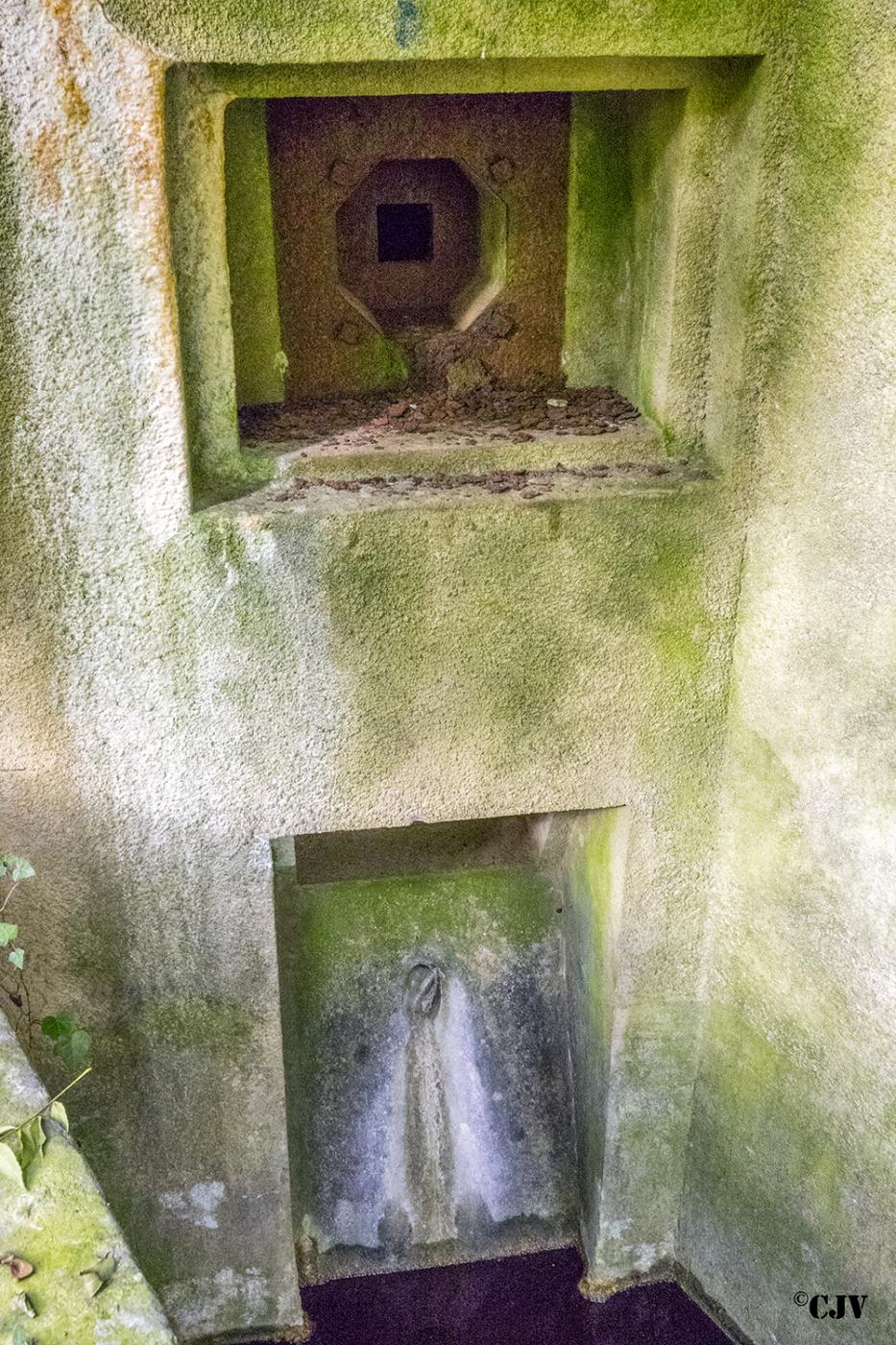Ligne Maginot - KOENIGSBRUCK - (Abri) - Créneau de pied pour la défense du fossé - Lia VERMEULEN
