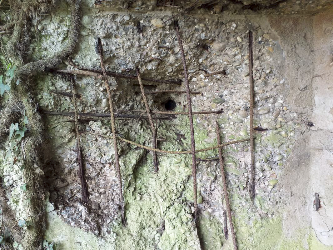 Ligne Maginot - KUBELMUEHLE 1 (AVANT POSTE) - (Blockhaus pour canon) - Impact d'un PAK 37 dans l'orillon - gregfuchs