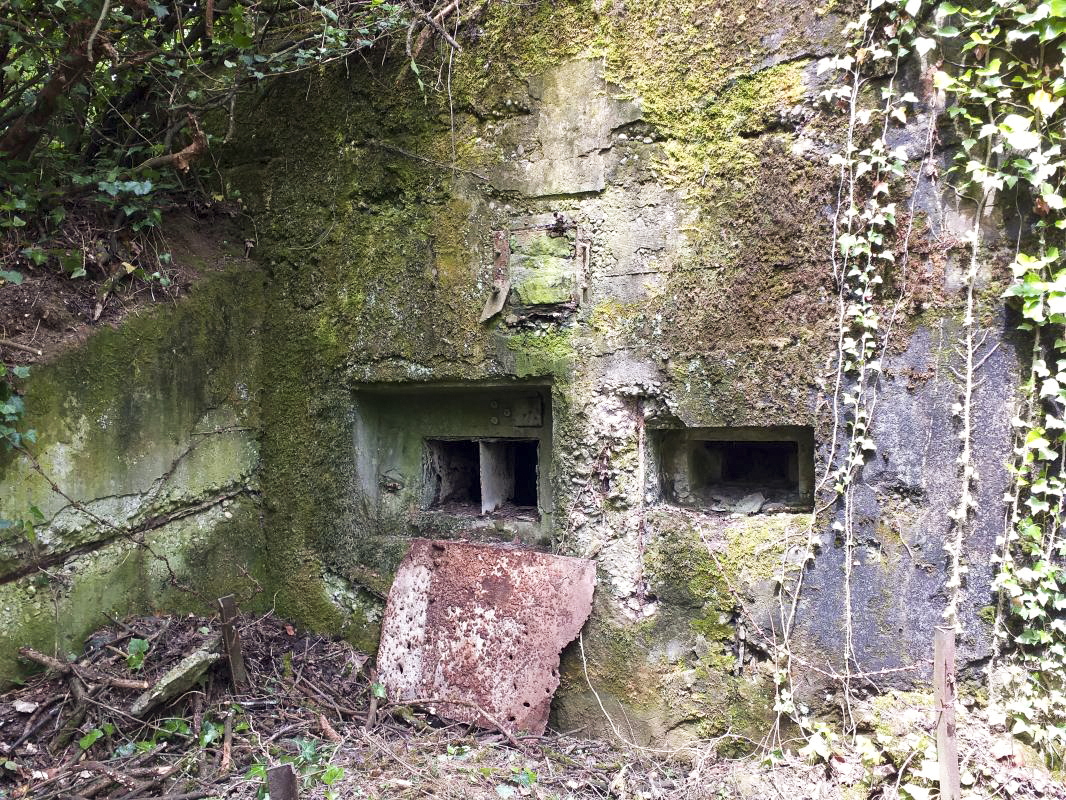 Ligne Maginot - KUBELMUEHLE 1 (AVANT POSTE) - (Blockhaus pour canon) - A gauche, passage pour le conduit de mise à feu du DMP, à droite créneau FM de défense de l'entrée - gregfuchs
