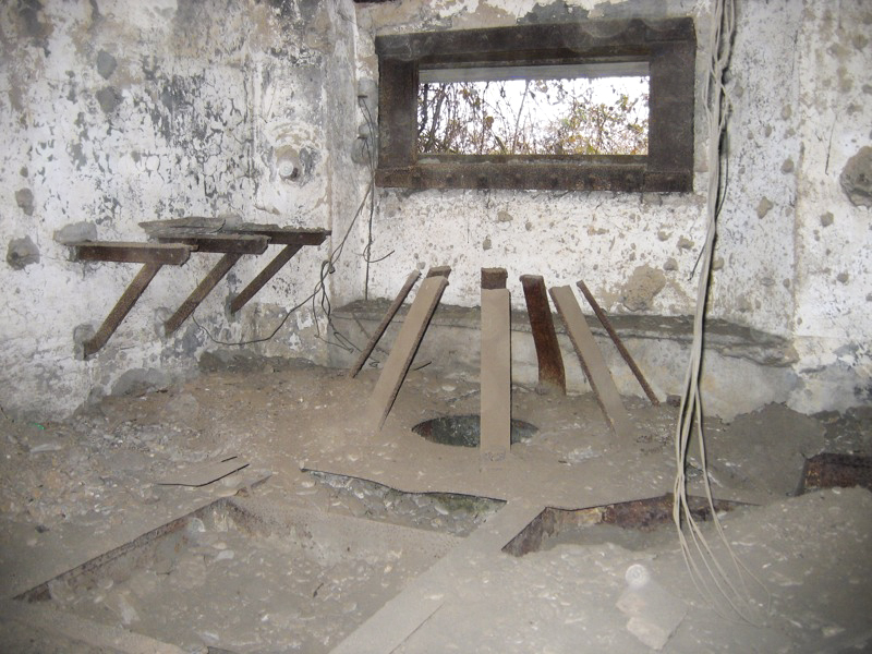 Ligne Maginot - KUBELMUEHLE 2 (AVANT POSTE) - (Blockhaus pour canon) - Vue intérieure du créneau de 47 - Antoine SCHOEN