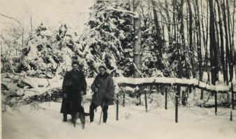 Ligne Maginot - 79° RIF - 3° CEF - Le capitaine Melottée commandant la 3° CEF devant un réseau bas. 
Hiver 40