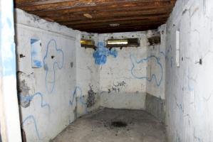 Ligne Maginot - GUCKENBERG 9 - (Observatoire d'artillerie) - Chambre d'observation
On devine l'emplacement de l'estrade qui plaçait l'observateur à la hauteur de la fente d'observation