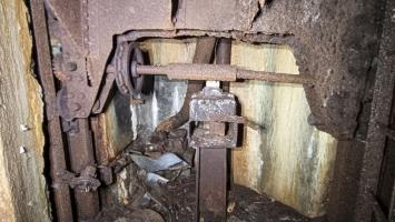 Ligne Maginot - HOCHWALD C9 - (Casemate d'infanterie) - Etage supérieur
Mécanisme d'élévation du plancher mobile de la cloche jumelage de mitrailleuses MAC 31