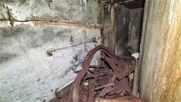 Ligne Maginot - HOCHWALD C9 - (Casemate d'infanterie) - Couloir séparant les deux cloches encombré
par les débris de la cloche GFM
