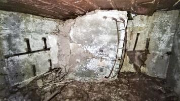 Ligne Maginot - HOCHWALD C6 - (Casemate d'infanterie - double) - Cloison séparant la chambre de tir de la chambre de repos pour 8 hommes de l'étage inférieur
