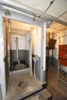 Ligne Maginot - ANCIENNE REDOUTE - (Abri) - La latrine avec un urinoir sur le palier. 
A droite au fond, l'accès à la cloche GFM