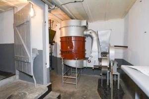 Ligne Maginot - ANCIENNE REDOUTE - (Abri) - Le coté droit de l'abri.
Les latrines à gauche, la cloche GFM au centre et le système de ventilation à droite