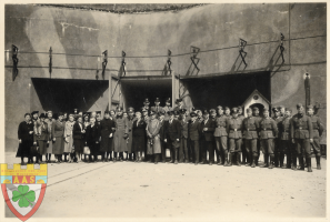 Ligne Maginot - SIMSERHOF - (Ouvrage d'artillerie) - Personnels civils et militaires devant l'entrée munitions.