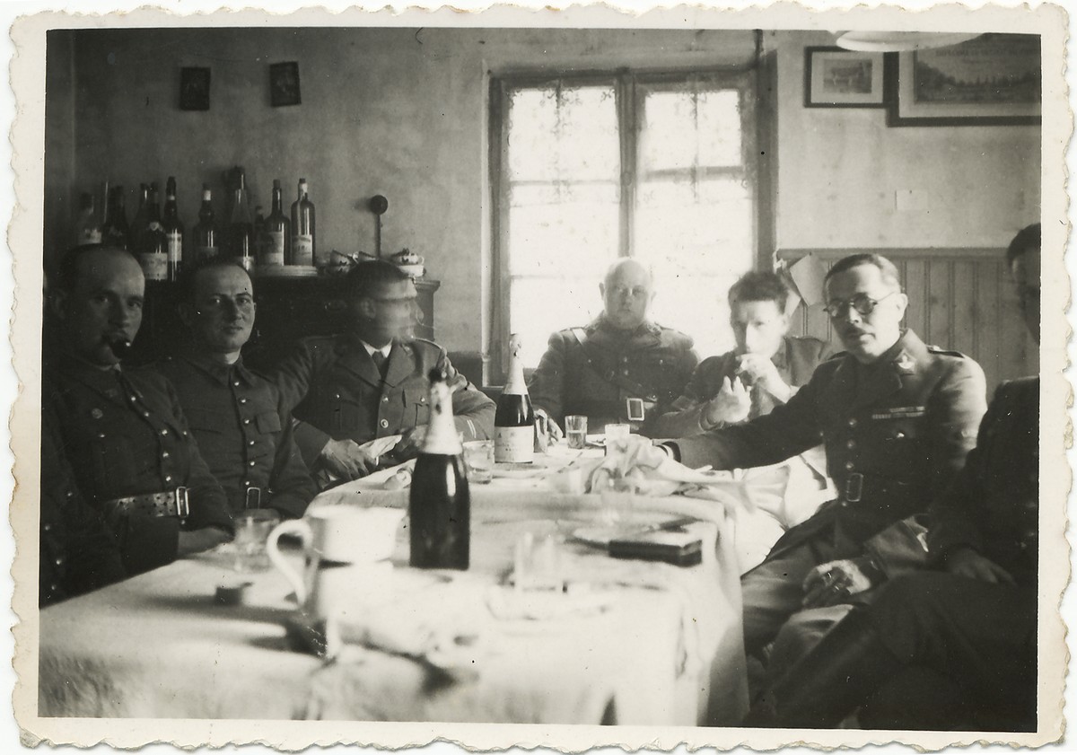 Ligne Maginot - 79° RIF - Popote de l'Eckenmuhl - Noël 39 - Officiers de la 3° CEF ou du 1° Bon du 79° RIF à la popote de l'Eckenmühl, à l'angle du bois de Hoffen. 
Noel 1939