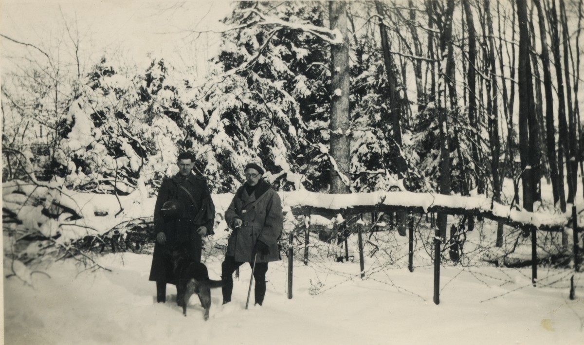 Ligne Maginot - 79° RIF - 3° CEF - Le capitaine Melottée commandant la 3° CEF devant un réseau bas. 
Hiver 40