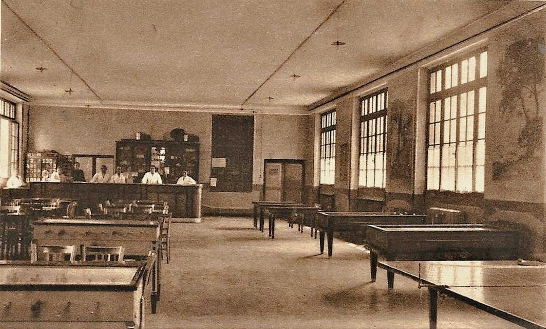 Ligne Maginot - ANGEVILLERS (CAMP) - (Camp de sureté) - L'intérieur du foyer du Camp d'Angevillers avec billard et babyfoot en 1939 - Inconnu