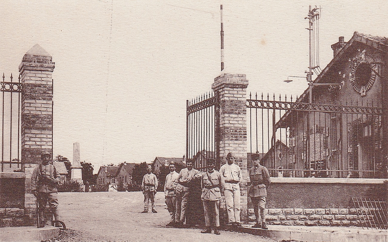 Ligne Maginot - LONGUYON - CASERNE LAMY - (Camp de sureté) - LONGUYON 
Entrée de la caserne Lamy. - Inconnu