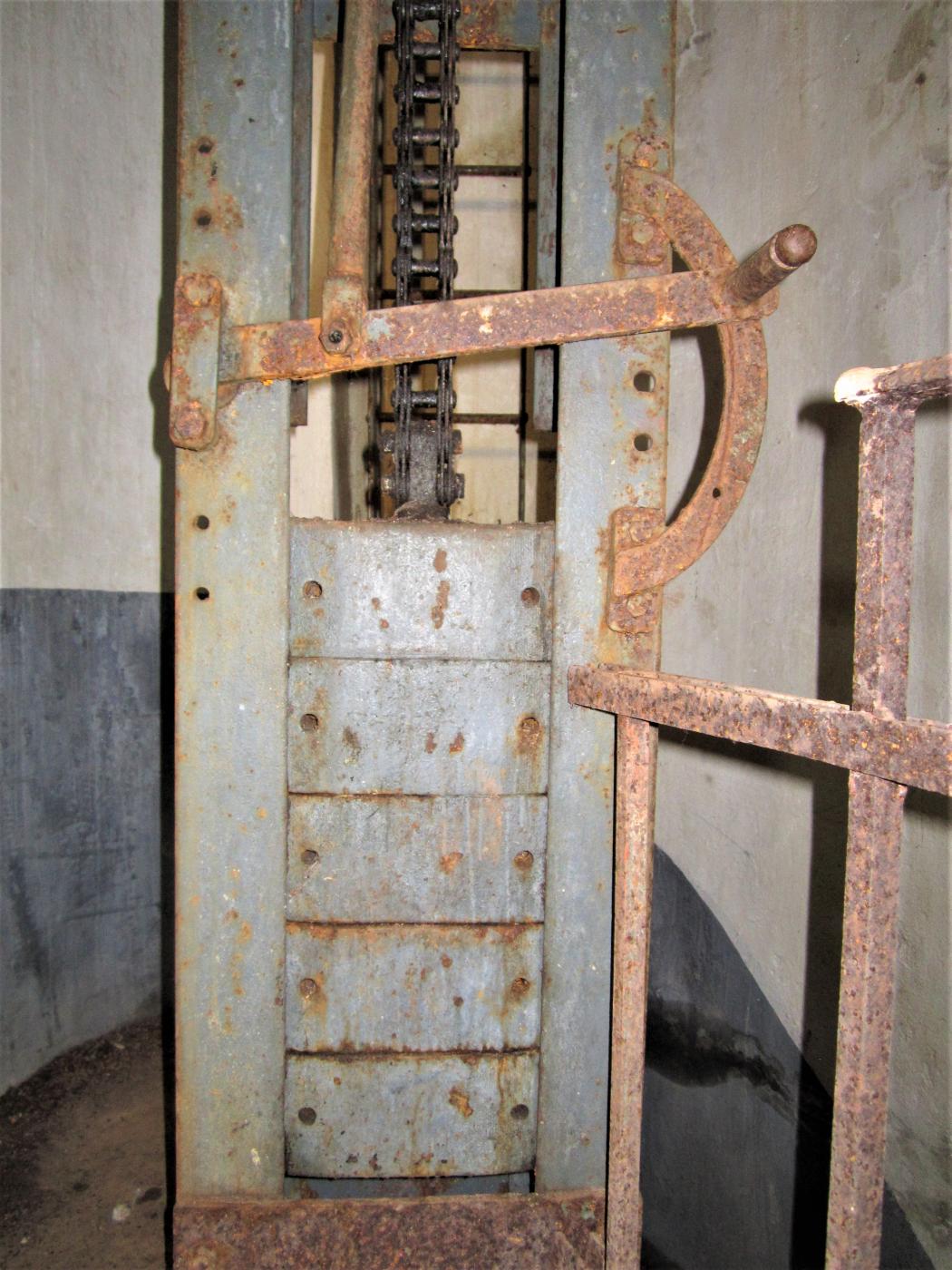 Ligne Maginot - HOCHWALD C3 - (Casemate d'infanterie - double) - Contrepoids et levier de verrouillage du plancher mobile de la cloche GFM - Gregory Fuchs