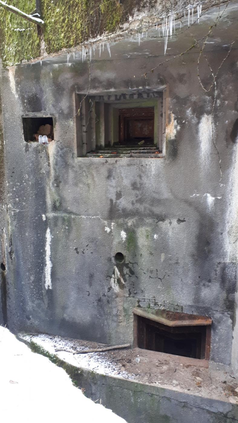 Ligne Maginot - HOCHWALD - (Ouvrage d'artillerie) - Bloc 16
Coffre de gauche, créneaux pour Jumelage de mitrailleuses et projecteur, en bas créneau pour mortier de 50 - Gregory Fuchs