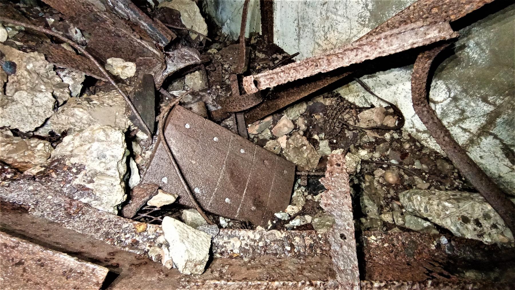 Ligne Maginot - HOCHWALD C6 - (Casemate d'infanterie - double) - Contrepoids de la cloche GFM retrouvé à coté de l'escalier à l'étage inférieur - Baptiste GAUDIN
