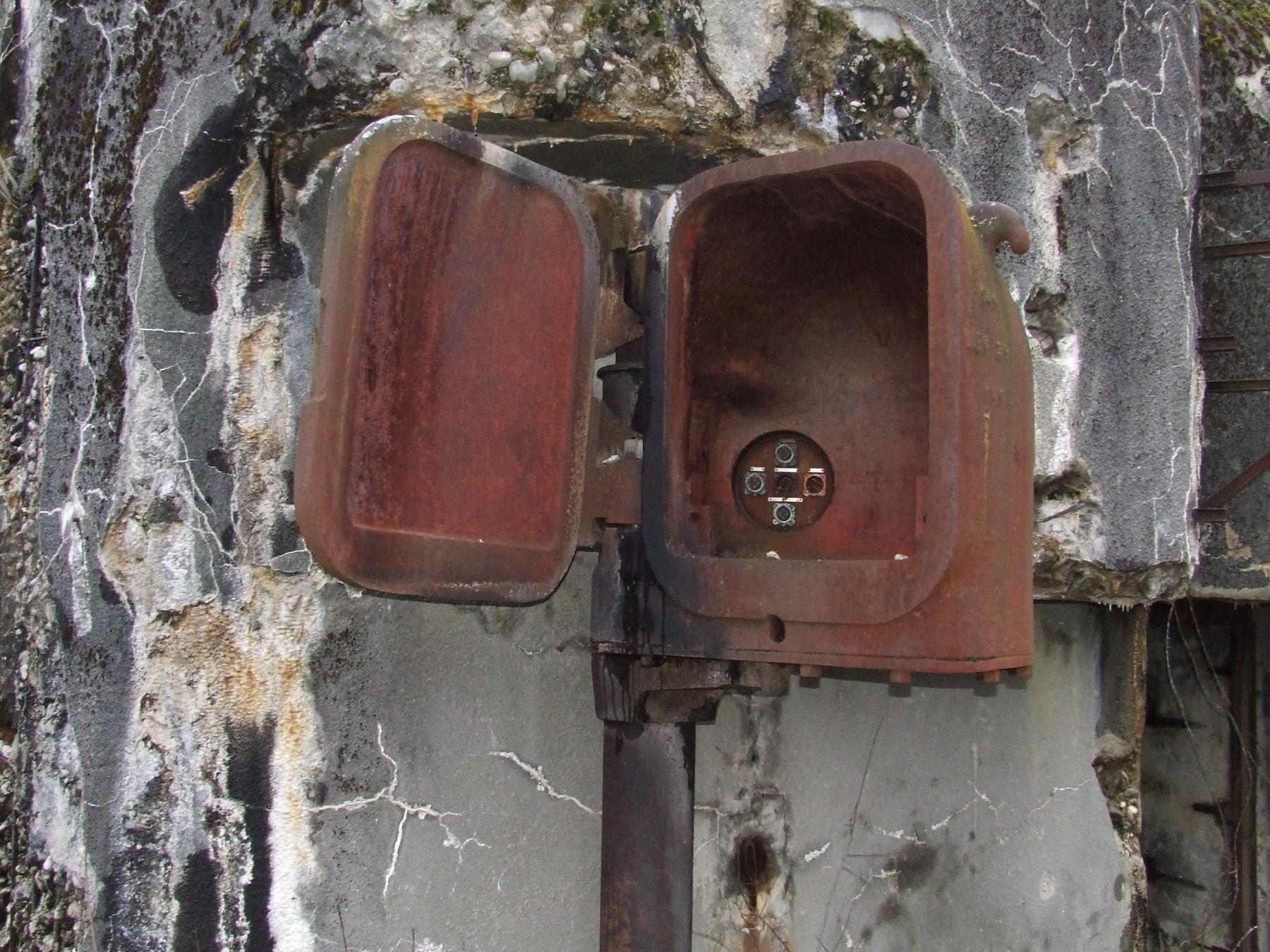 Ligne Maginot - ACHEN NORD EST - (Casemate d'infanterie - double) - Le caisson du projecteur - STENGER Mathieu
