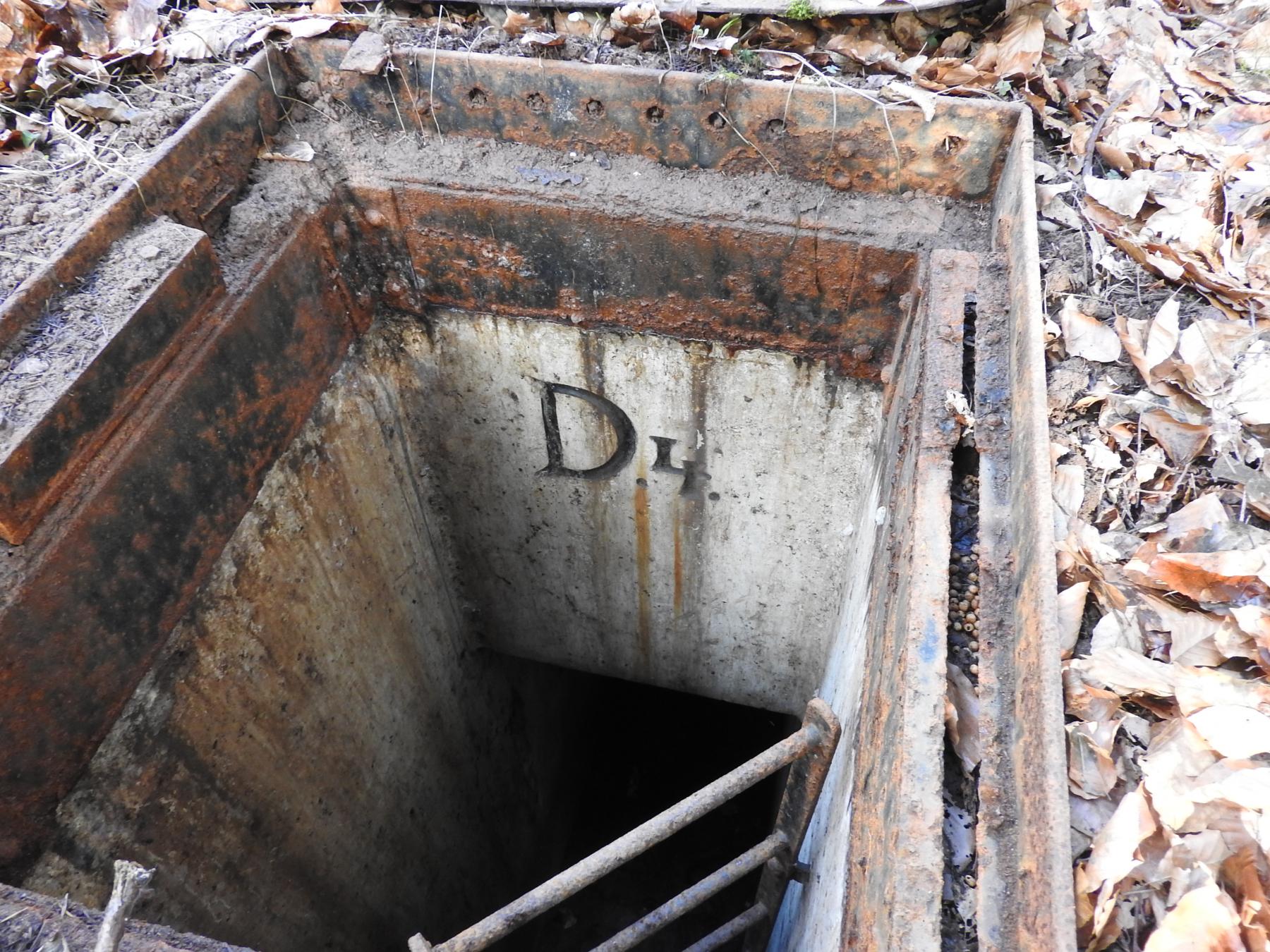 Ligne Maginot - D4 - (Chambre de coupure - Avec central) - Le puits d'accès avec le numéro D4 gravé - STENGER Mathieu