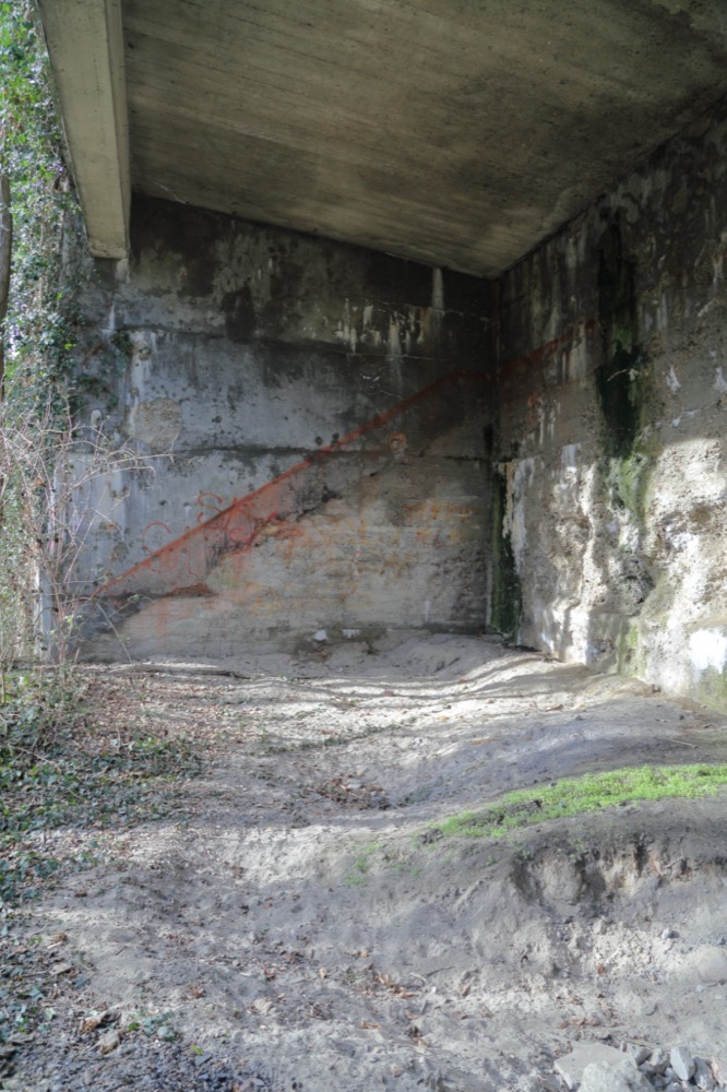 Ligne Maginot - SUNDHOUSE - (Stand de tir) - Massif récepteur, noter la limite du remblais de protection matérialisée par une ligne rouge - A. SCHOEN