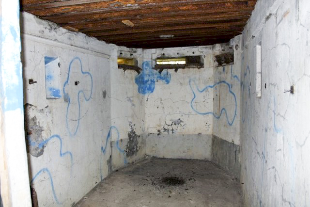 Ligne Maginot - GUCKENBERG 9 - (Observatoire d'artillerie) - Chambre d'observation
On devine l'emplacement de l'estrade qui plaçait l'observateur à la hauteur de la fente d'observation - Christian LENHARD