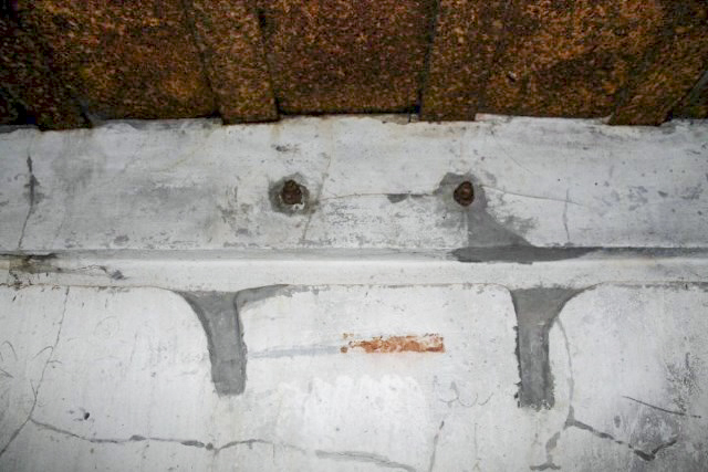 Ligne Maginot - GUCKENBERG 9 - (Observatoire d'artillerie) - Chemin de câble et fixation du boitier de protection pour les lignes de campagne destinées au raccordement des postes téléphoniques des observateurs. - Christian LENHARD