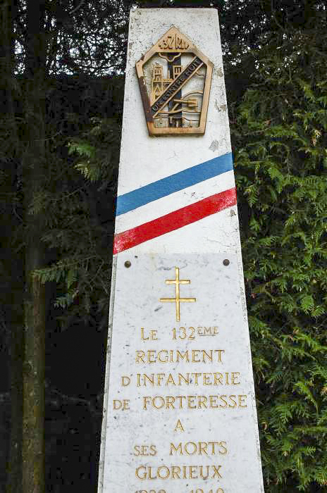 Ligne Maginot - MB51 - (Blockhaus lourd type STG / STG-FCR - Simple) - Monument du 132° RIF
Gros plan sur l'inscription du monument et insigne de l'unité. - Christian RICHON - Devoitine 520