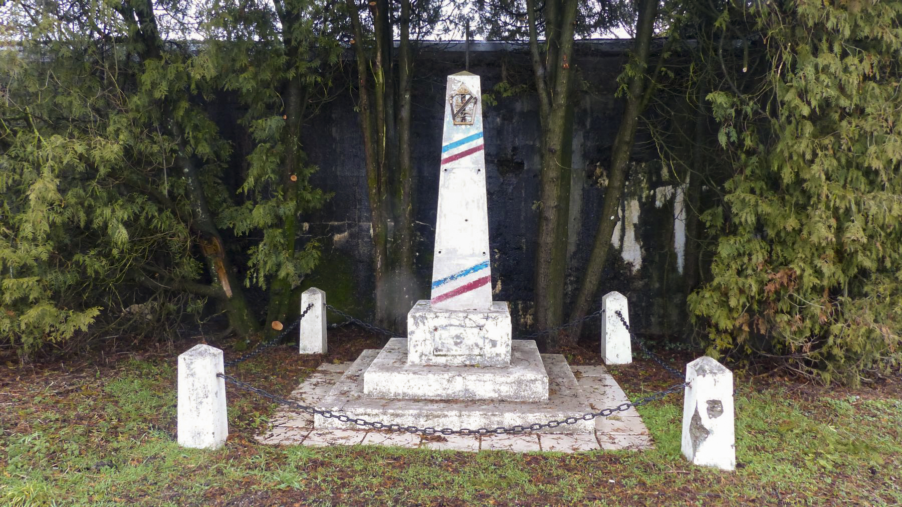 Ligne Maginot - MB51 - (Blockhaus lourd type STG / STG-FCR - Simple) - Notez la différence avec la photo précédentes  du monument aux morts  - David HARMAND