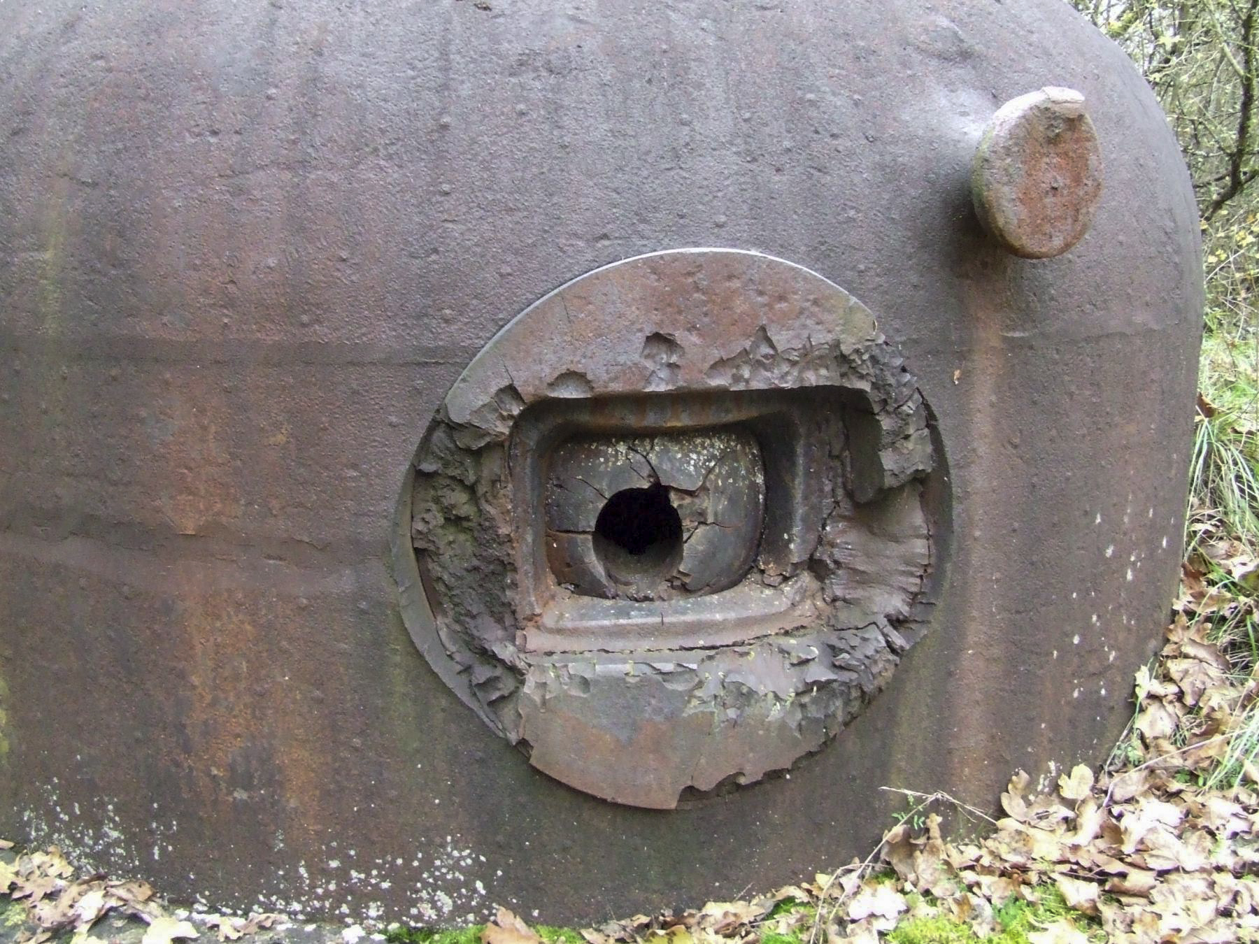 Ligne Maginot - GRAND BOIS - (Casemate d'infanterie) - Le créneau type B d'une cloche GFM - STENGER Mathieu