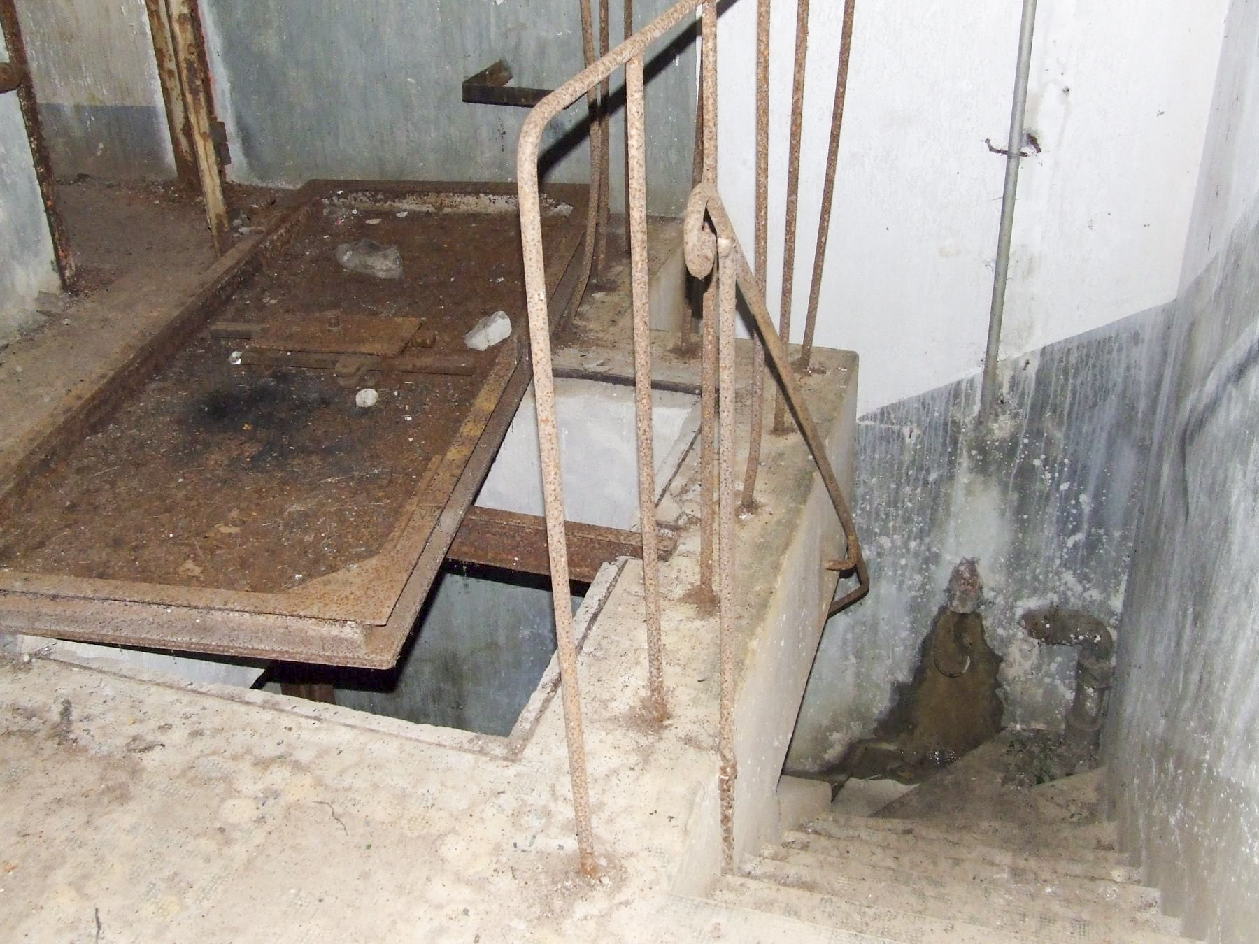 Ligne Maginot - GRAND BOIS - (Casemate d'infanterie) - L'escalier vers l'étage inférieur - STENGER Mathieu