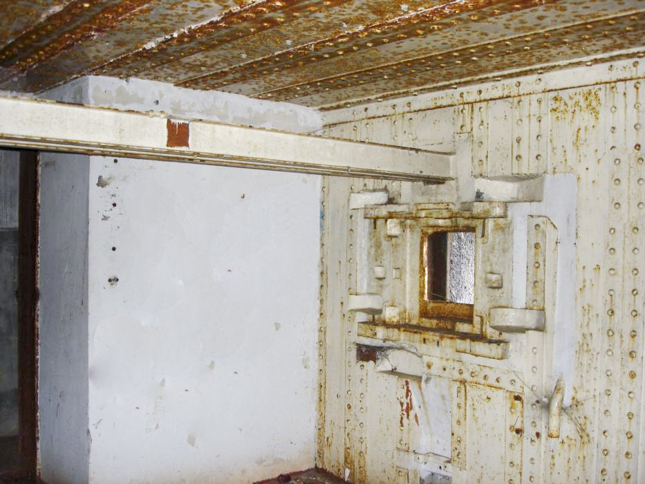 Ligne Maginot - GRAND BOIS - (Casemate d'infanterie) - Créneau pour un jumelage de mitrailleuses Reibel interchangeable avec un canon de 47 mm antichar monté sur bi-rail - Christian LENHARD
