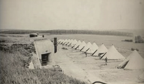 Ligne Maginot - PETIT REDERCHING - (Abri) - Bivouac du 153e RIF devant l'abri de Petit-Réderching. - Inconnu