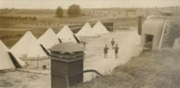 Ligne Maginot - LEMBACH - Tête d'antenne - Bivouac du 153e RIF devant l'abri de Petit-Réderching. - Inconnu