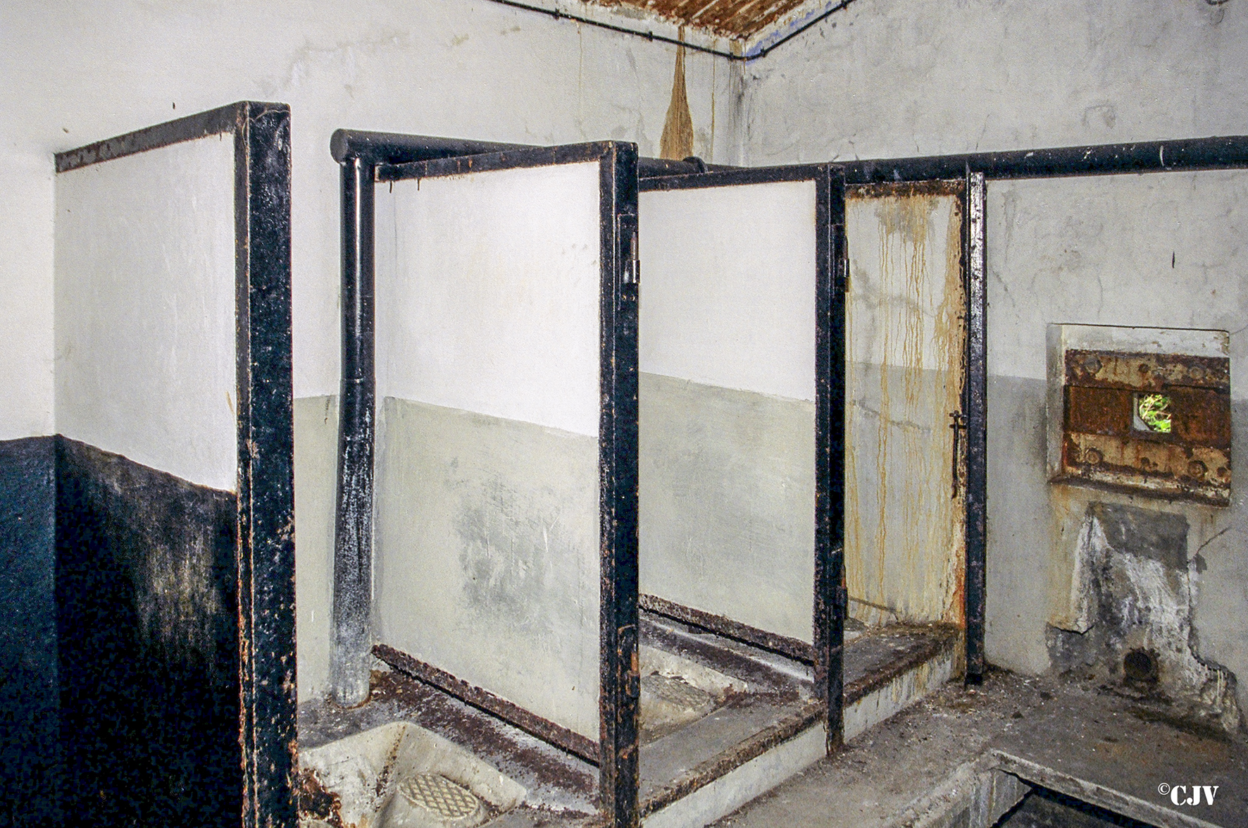 Ligne Maginot - SAUER (Abri) - Latrines et créneau FM de façade - Caspar Vermeulen