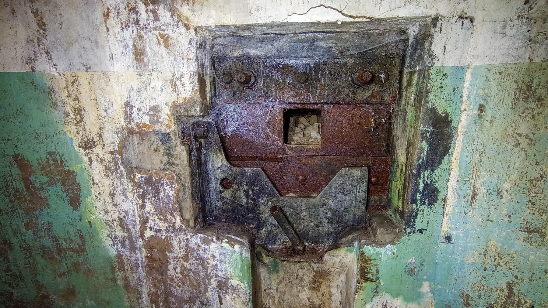 Ligne Maginot - PETIT REDERCHING - (Abri) - Détail du créneau FM 24/29 protégeant l'entrée et le coffre central - Baptiste Gaudin