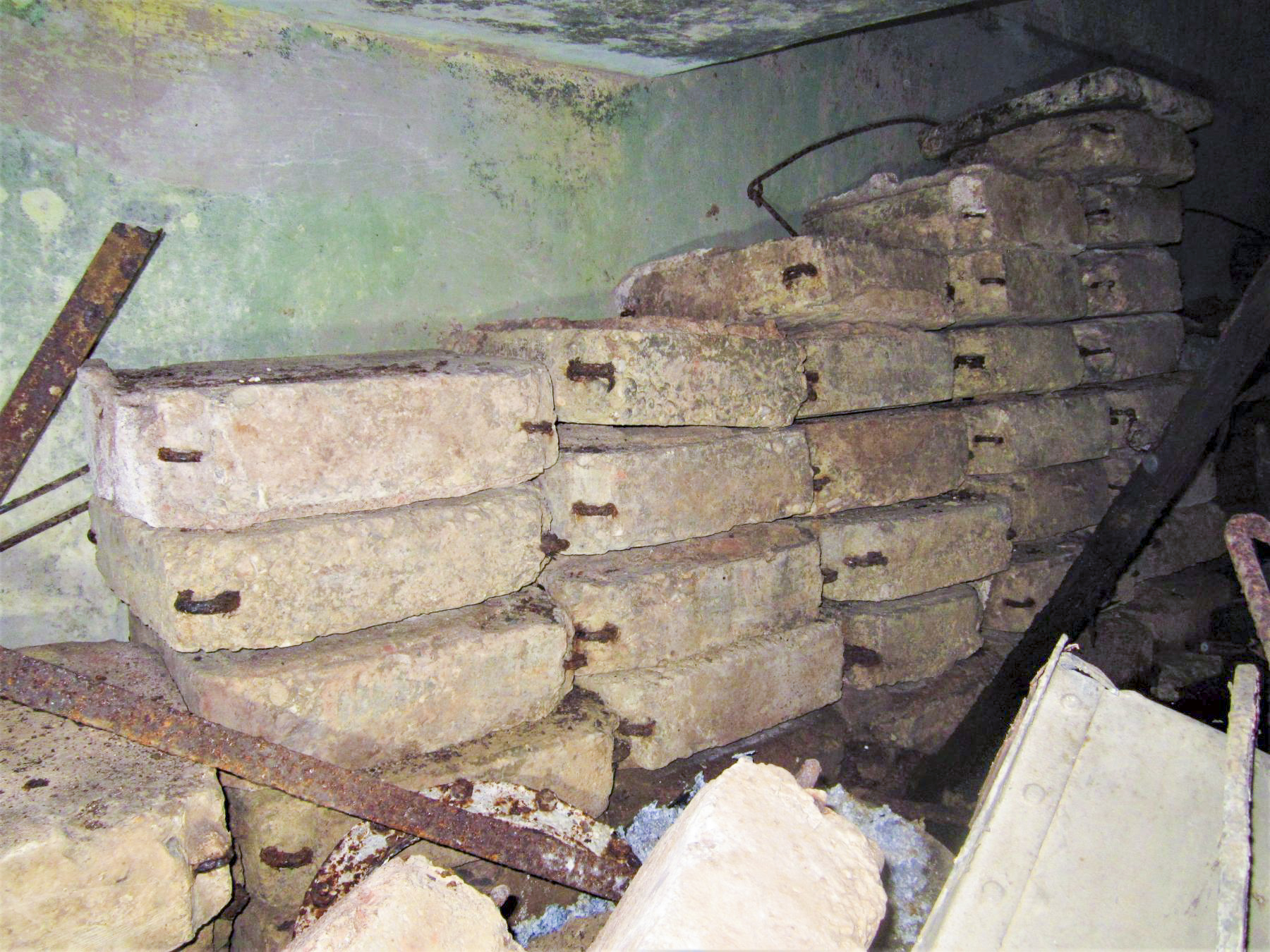 Ligne Maginot - PETIT REDERCHING - (Abri) - Dalles d'éclatement stockées sous la cage d'escalier du coffre central - Gregory Fuchs